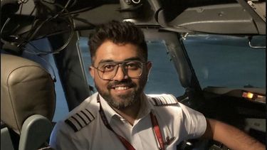 En esta imagen sin fecha, publicada en los perfiles del Ministerio de Exteriores de Israel en redes sociales, el capitán indio Smit Machchhar, en la cabina de un avión en un lugar no revelado. Machchhar estaba a los mandos del avión de FlyDubai que se tuvo que desviar a Tabuk, Arabia Saudí, para un aterrizaje de emergencia el 30, de septiembre de 2026. (Ministerio de Exteriores de Israel vía AP)