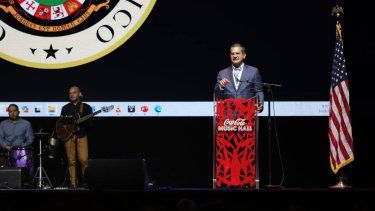 Gobernador anuncia la permanencia de 1,570 maestros en el sistema público