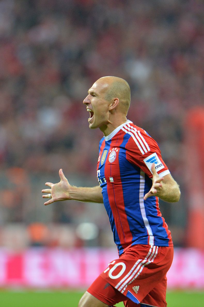 Arjen Robben celebra tras marcar un gol para Bayern Munich ante Wolfsburg en la Bundesliga el viernes 22 de agosto de 2014. (AP Foto/Kerstin Joensson)
