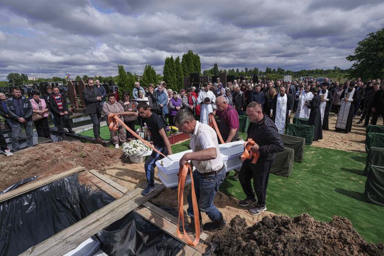 Trabajadores llevan el féretro de Tamara Martyniuk, una niña de 8 años, muerta en un ataque ruso, en Korostyshiv, en la región de Zhytomyr, Ucrania, el 28 de mayo del 2025. (AP foto/Evgeniy Maloletka)
