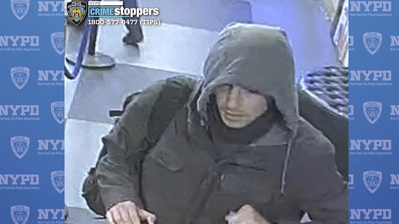 En esta imagen, distribuida por la policía de la Ciudad de Nueva York, se muestra a un hombre buscado en relación con la investigación del asesinato del director general de UnitedHealthcare, Brian Thompson, en el exterior de un hotel de Manhattan, el 4 de diciembre de 2024. (Departamento de Policía de la Ciudad de Nueva York vía AP)