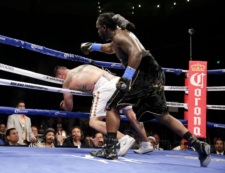 Bermane Stiverne derriba a Chris Arreola durante una pelea por el cetro de los pesados, el s&aacute;bado 10 de mayo de 2014 (AP Foto/Chris Carlson)