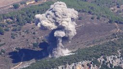 Una columna de humo se eleva desde el lugar donde impactó un ataque aéreo israelí contra la montaña Mahmoudieh, vista desde la ciudad de Marjayoun, al sur del Líbano, el martes 24 de septiembre de 2024. (AP Foto/Hussein Malla)