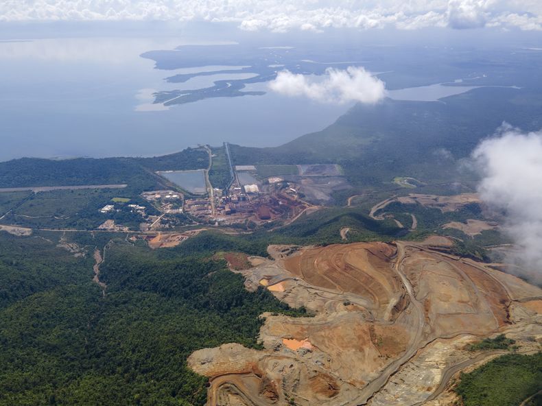 ARCHIVO - Una vista aérea de la mina Fénix, operada por la empresa suiza Solway Investment Group, en El Estor, Guatemala, el 26 de octubre de 2021. (AP Foto/Moises Castillo, Archivo)