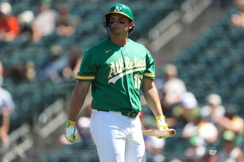 Nick Kurtz, de los Atléticos, camina hacia el dugout tras poncharse durante la cuarta entrada de un partido de béisbol contra los Marlins de Miami, el domingo 5 de julio de 2026, en West Sacramento, California. (Foto AP/Scott Marshall)
