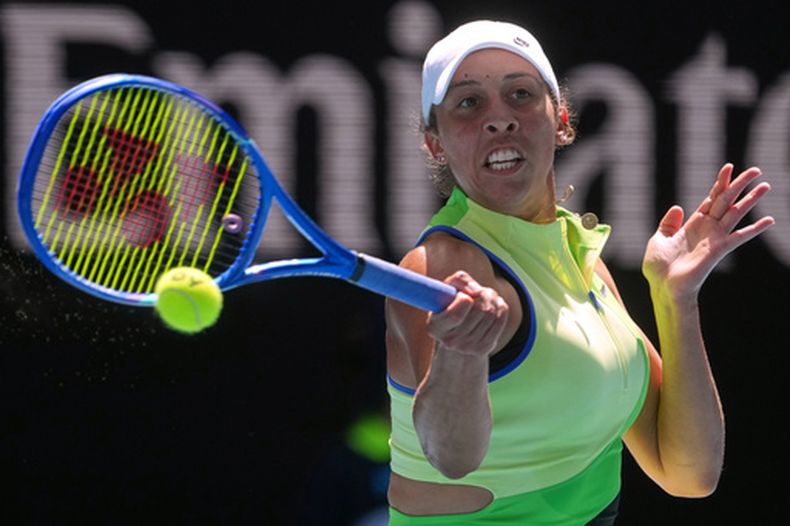 La estadounidense Madison Keys hace una devolución a su compatriota Ashlyn Krueger durante la segunda ronda del Abierto de Australia, el jueves 22 de enero de 2026 (AP Foto/Asanka Brendon Ratnayake)