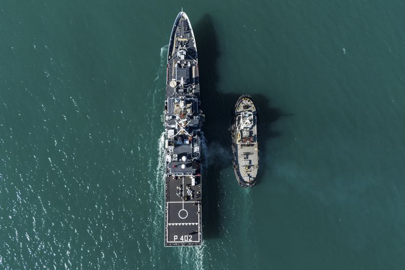 El buque de la marina italiana Libra se acerca al puerto, mientras las autoridades italianas trasladan a 40 migrantes sin permiso para permanecer en el país a centros de detención de migrantes gestionados por Italia en Albania, en Shengjin, noroeste de Albania, viernes 11 de abril de 2025. (AP foto/Vlasov Sulaj)
