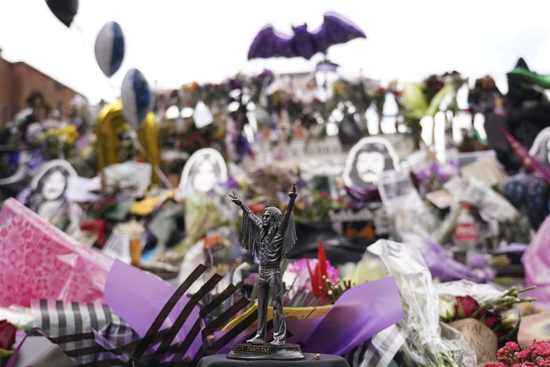 Homenajes colocados frente al puente Black Sabath para honrar al músico Ozzy Osbourne mientras miles de fans se reunieron para ver una procesión fúnebre por el líder de Black Sabbath, Ozzy Osbourne, luego de su muerte a los 76 años, en Birmingham, Inglaterra, el miércoles 30 de julio de 2025. (Foto AP/Alberto Pezzali)