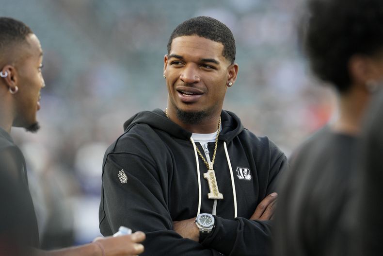JaMarr Chase, wide receiver de los Bengals de Cincinnati, observa desde la banca previo al partido de pretemorada de su equipo en contra de los Colts de Indianápolis, el jueves 22 de agosto de 2024. en Cincinnati. (AP Foto/Jeff Dean)
