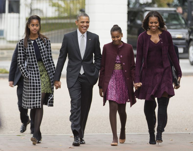 ARCHIVO. En esta imagen de archivo del 27 de octubre de 2013, el presidente de Estados Unidos, Barack Obama (segundo por la izquierda) con la primera dama, Michelle Obama (a la derecha) y sus hijas Malia (izquierda) y Sasha en la Casa Blanca, Washington.