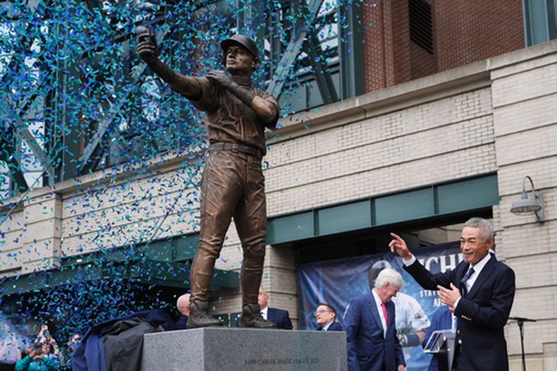 Ichiro Suzuki durante la presentación de su estatua afuera del estadio de los Marineros de Seattle, el viernes 10 de abril de 2026, en Seattle. (AP Foto/Lindsey Wasson)