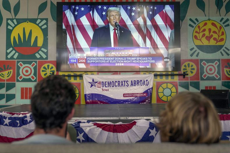 Una pantalla muestra tomas en vivo del candidato presidencial republicano, el expresidente estadounidense Donald Trump, durante un programa noticioso el miércoles 6 de noviembre de 2024, en Nairobi, Kenia. (AP Foto/Brian Inganga)