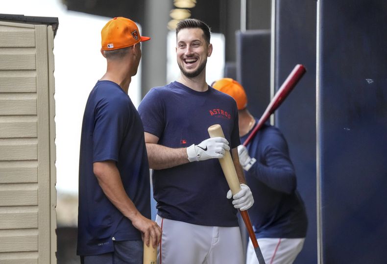 Grae Kessinger y Kyle Tucker de los Astros de Houston hablan en la caja de bateo durante la práctica de bateadores y cátchers en Palm Beaches el domingo 18 de febrero del 2024. (Karen Warren/Houston Chronicle via AP)