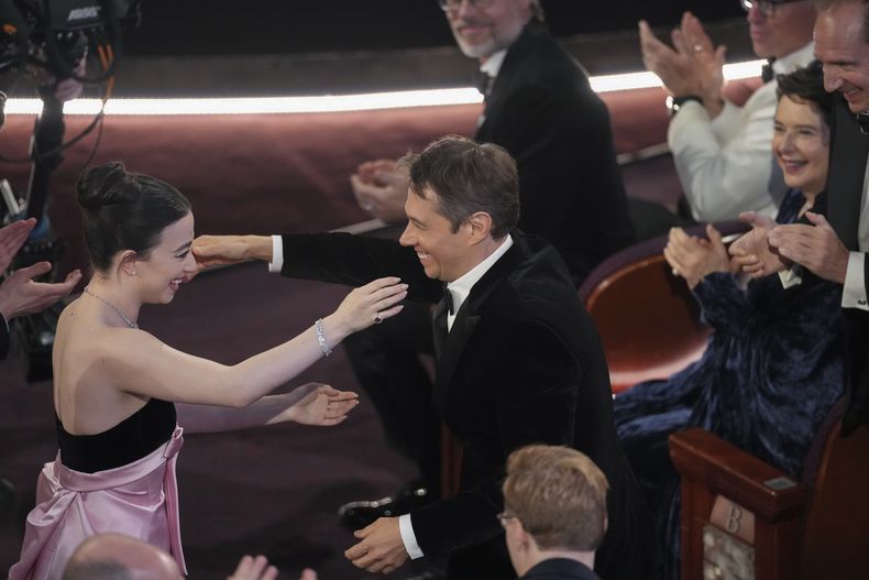 Mikey Madison, izquierda, abraza a Sean Baker después de ganar el premio al mejor guion original por Anora durante los Oscar el domingo 2 de marzo de 2025 en el Dolby Theatre de Los Ángeles. (Foto AP/Chris Pizzello)