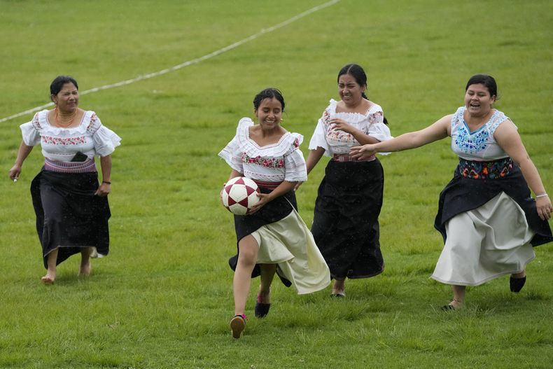 Mujeres indígenas de la comunidad de Tucuru en Ecuador juegan un tipo de fútbol conocido como anaco-falda el viernes 14 de junio del 2024. (AP Foto/Dolores Ochoa)