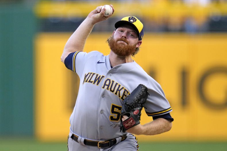 ARCHIVO - Brandon Woodruff, lanzador abridor de los Cerveceros de Milwaukee, lanza durante la primera entrada del juego de béisbol en contra de los Piratas de Pittsburgh, el 5 de septiembre de 2023. Brandon Woodruff seguirá con los Cerveceros después de todo. El diestro está terminando un contrato por dos años y 17,5 millones de dólares con Milwaukee que incluye una opción mutua para la temporada 2026, el miércoles 21 de febrero de 2024. (AP Foto/Gene J. Puskar, Archivo)