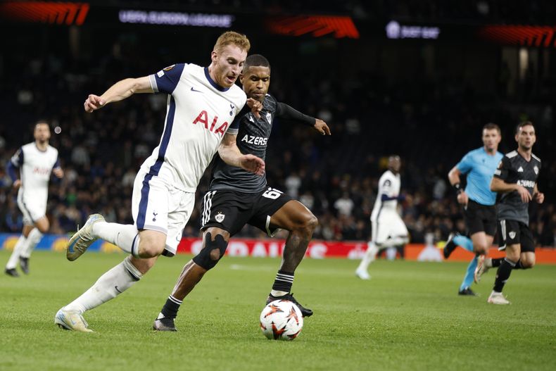 Dejan Kulusevski, del Tottenham, y Patrick Andrade, del Karabag, disputan un balón en un encuentro de la Liga Europa, disputado el jueves 26 de septiembre de 2024, en Londres (AP Foto/David Cliff)