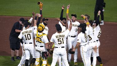 Los Piratas de Pittsburgh festejan tras vencer a los Mets de Nueva York el viernes 9 de junio de 2023 (AP Foto/Gene J. Puskar)