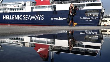 americateve | Una mujer camina cerca de un barco atracado en el puerto del Pireo, cerca de Atenas, durante una huelga general de 24 horas en Grecia, el mi&eacute;rcoles 9 de abril de 2014. Los sindicatos protestan contra las medidas de austeridad del gobierno. (AP Foto
