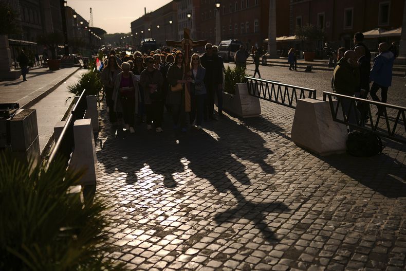 Peregrinos de Croacia llegan al Vaticano, el 22 de abril de 2025. (AP Foto/Francisco Seco)
