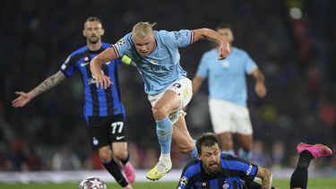 Erling Haaland, del Manchester City, deja atrás a Francesco Acerbi, del Inter de Milán, durante la final de la Liga de Campeones, el sábado 10 de junio de 2023, en Estambul. (AP Foto/Emrah Gurel)