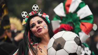 Una bailarina en el Paseo de la Reforma de la Ciudad de México, el sábado 6 de junio de 2026, previo al Mundial 2026. (AP Foto/Moisés Castillo)