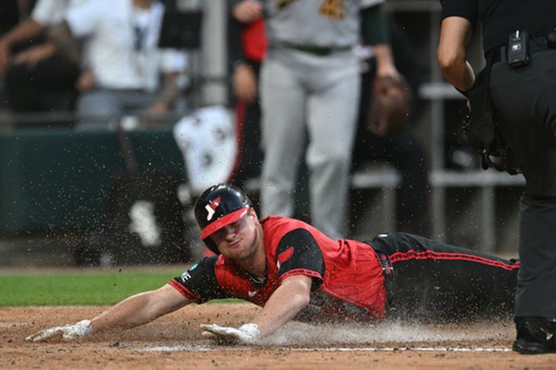 Kyle Teel, de los Medias Blancas de Chicago, se desliza a salvo en el plato para anotar tras un sencillo de Sam Antonacci durante la quinta entrada de un partido de béisbol contra los Atléticos, en Chicago, el viernes 10 de julio de 2026. (Foto AP/Paul Beaty)