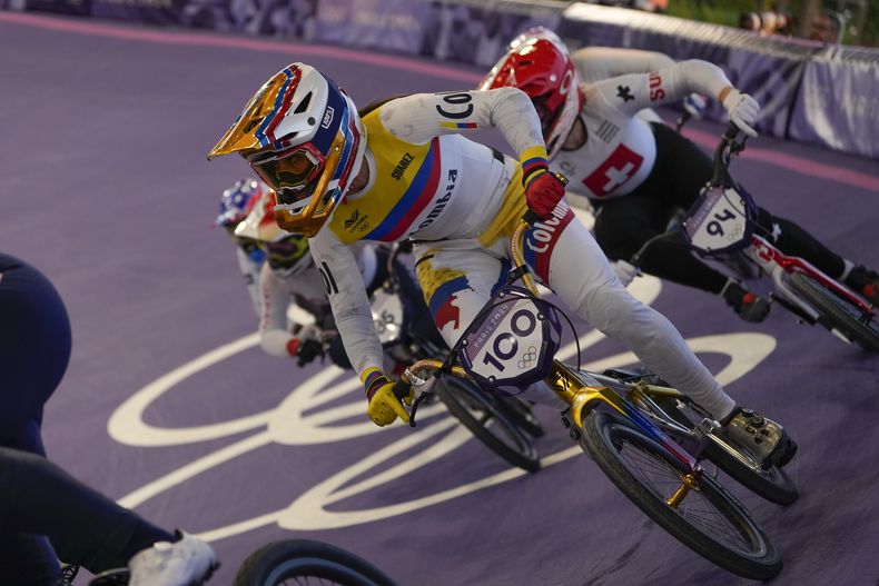 La colombiana Mariana Pajón compite en el BMX de los Juegos Olímpicos de París, el viernes 2 de agosto de 2024, en Saint-Quentin-en-Yvelines, Francia. (AP Foto/Ricardo Mazalán)