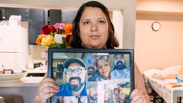 Yesenia con un collage de fotos de Ramón Barraza y su familia en el apartamento que la pareja compartía en Phoenix, Arizona, el 3 de marzo del 2026. (Daniel Robles/Conecta Arizona via AP)ari