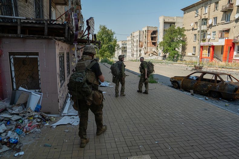 En esta imagen proporcionada por el servicio de prensa de la 93º Brigada Mecanizada Separada Kholodnyi Yar, tomada el lunes 10 de agosto de 2026, soldados ucranianos caminan por la calle en la localidad de Druzhkivka, en el frente en la región de Donetsk, Ucrania. (Iryna Rybakova/Servicio de prensa de la 93º Brigada Mecanizada Separada Kholodnyi Yar via AP))