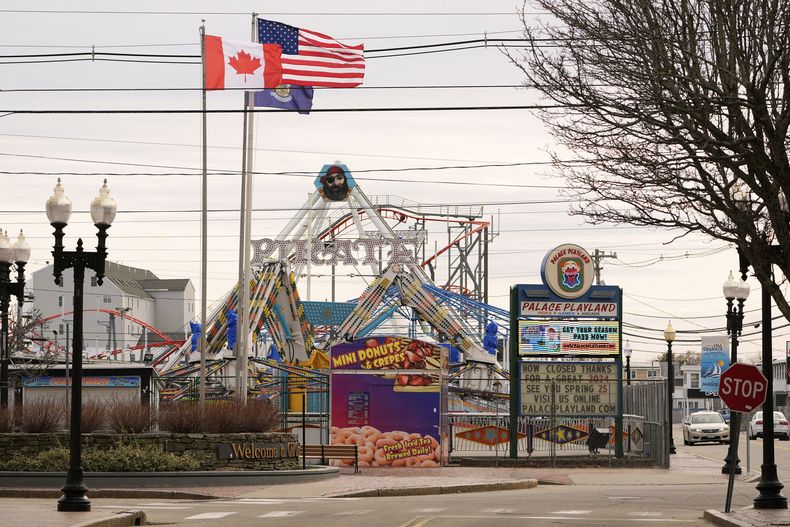 ARCHIVO - Banderas estadounidenses y canadienses ondean cerca de un parque de diversiones, el miércoles 2 de abril de 2025, en Old Orchard Beach, Maine, un destino turístico popular entre los turistas franco-canadienses. (AP Foto/Robert F. Bukaty, Archivo)