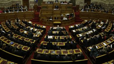 americateve | El primer ministro griego Antonis Samaras habla durante una reuni&oacute;n parlamentaria para votar sobre el presupuesto nacional el 7 de diciembre del 2014. El gobierno conservador rechaz&oacute; las demandas de los prestamistas de aplicar medidas de aus