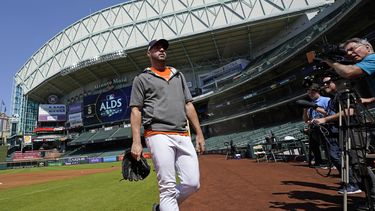 Verlander regresa a playoffs con Astros y recibe a Seattle