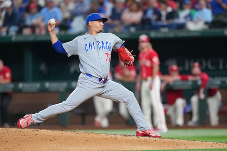 El mexicano Javier Assad, de los Cachorros de Chicago, lanza en el duelo del viernes 8 de mayo de 2026, ante los Rangers de Texas (AP Foto/Julio Cortez)