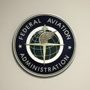 Un letrero de la Administración Federal de Aviación (FAA por sus iniciales en inglés) en la torre de control del Aeropuerto Internacional John F. Kennedy, el 16 de marzo de 2017, en Nueva York. (AP Foto/Seth Wenig, Archivo)
