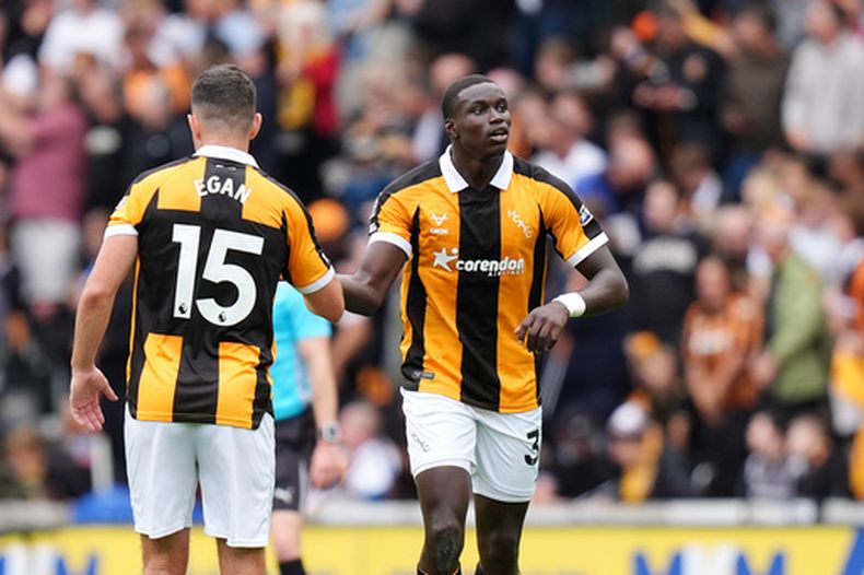 Nobel Mendy del Hull celebra tras anotar en el encuentro ante el Manchester United en la Liga Premier el sábado 22 de agosto del 2026. (Annabel Lee-Ellis/PA via AP)