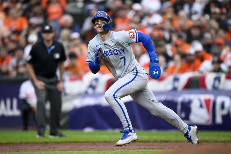 Bobby Witt Jr., de los Reales de Kansas City, corre de la primera a la tercera base con un sencillo de Salvador Pérez durante la tercera entrada en el Juego 2 de la Serie de Comodín de la Liga Americana contra los Orioles de Baltimore, el miércoles 2 de octubre de 2024 en Baltimore. (AP Foto/Nick Wass)