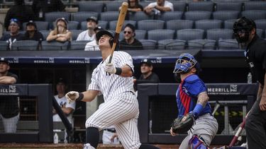 Anthony Volpe de los Yanquis de Nueva York atacando un lanzamiento de foul durante el juego ante los Cachorros de Chicago en Nueva York. Domingo 9 de julio de 2023. (AP Foto/Bebeto Matthews)
