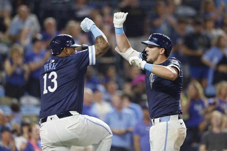 El venezolano Salvador Pérez felicita a Vinni Pasquantino, su compañero en los Reales de Kansas City, por conectar un jonrón de dos carreras en el juego ante los Guardianes de Cleveland, el viernes 28 de junio de 2024 (AP foto/Colin E. Braley)