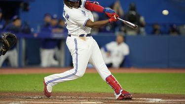 Rangers remontan para derrotar 12-6 a Azulejos