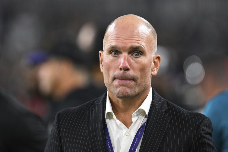 ARCHIVO - Eric DeCosta, gerente general de los Ravens de Baltimore, observa durante un partido de la NFL en contra de los Bengals de Cincinnati, el jueves 16 de noviembre de 2023, en Baltimore. (AP Foto/Terrance Williams, Archivo)