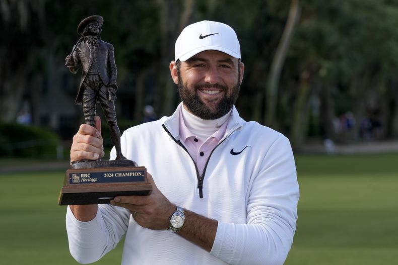 Scottie Scheffler sostiene el trofeo de campeón tras ganar el RBC Heritage el lunes 22 de abril del 2024, en Hilton Head Island, Carolina del Sur. (AP Foto/Chris Carlson)