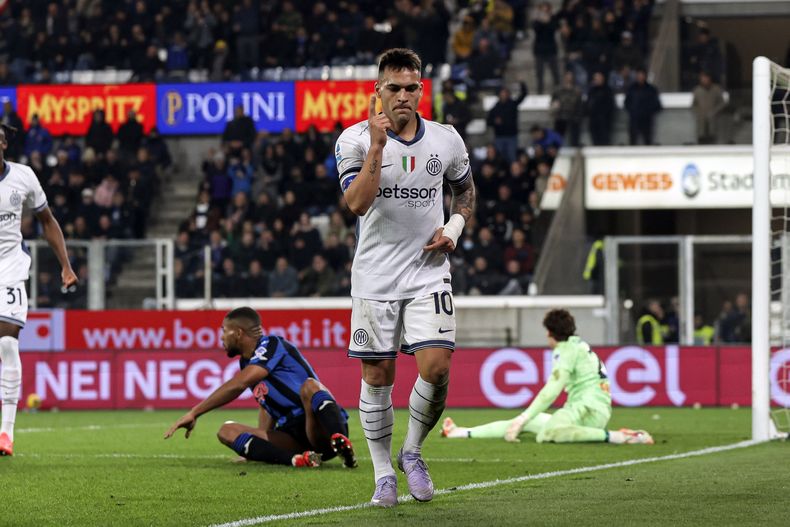 Lautaro Martínez, del Inter de Milan, celebra tras anotar un gol ante Atalanta por la Serie A italiana en el estadio Gewiss de Bergamo, Italia, domingo 16 marzo, 2025. (Stefano Nicoli/LaPresse via AP)