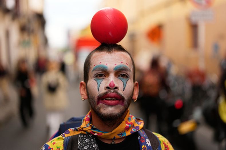 Estudiantes universitarios y artistas protestan en Bogotá, Colombia, el lunes 21 de septiembre de 2026, contra los recortes presupuestarios propuestos para las artes y la cultura por el gobierno del presidente colombiano Abelardo de la Espriella. (AP Foto/Fernando Vergara)