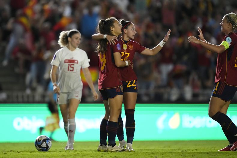 Las jugadoras de la selección española festejan uno de sus goles ante Suiza en el partido de la Liga de Naciones femenina, el martes 26 de septiembre de 2023, en Córdoba (AP Foto/José Bretón)