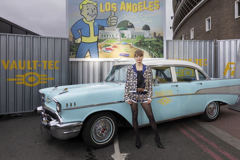Ella Purnell posa a su llegada a la premiere of de la serie Fallout el jueves 4 de abril de 2024 en Londres. (Foto Vianney Le Caer/Invision/AP)