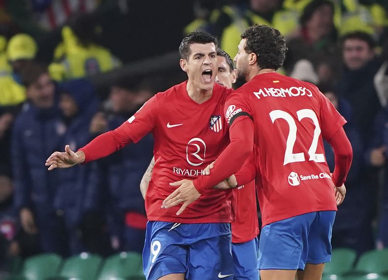 Alvaro Morata celebra con su compañero del Atlético de Madrid Mario Hermoso tras anotar el segundo gol de su equipo ante el Celtic de Glasgow en la Liga de Campeones el miércoles 25 de octubre del 2023. (Andrew Milligan/PA via AP)