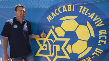 americateve | El t&eacute;cnico de Maccabi Tel Aviv, Oscar Garc&iacute;a, posa al lado del escudo del club el jueves, 31 de mayo de 2012. Garc&iacute;a renunci&oacute; al cargo el 26 de agosto de 2014, por la situaci&oacute;n de inseguridad en Israel.  (AP Photo/Ariel