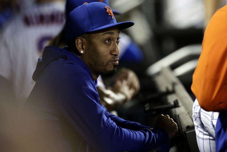 ARCHIVO - El puertorriqueño de los Mets de Nueva York, Edwin Díaz mira desde el banquillo durante la quinta entrada de un juego de béisbol ante los Bravos de Atlante, el 13 de agosto de 2023, en Nueva York. (AP Foto/Adam Hunger, archivo)