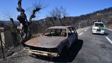 Un auto calcinado, a un lado de la carretera luego de los incendios registrados en la localidad de Djemaa Beni Habibi, en Jijel, Argelia, el 4 de septiembre de 2026. (AP Foto/Fateh Guidoum)